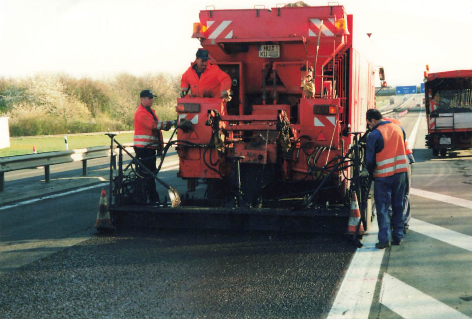 Historische Aufnahme – Asphalteinbau auf der Autobahn